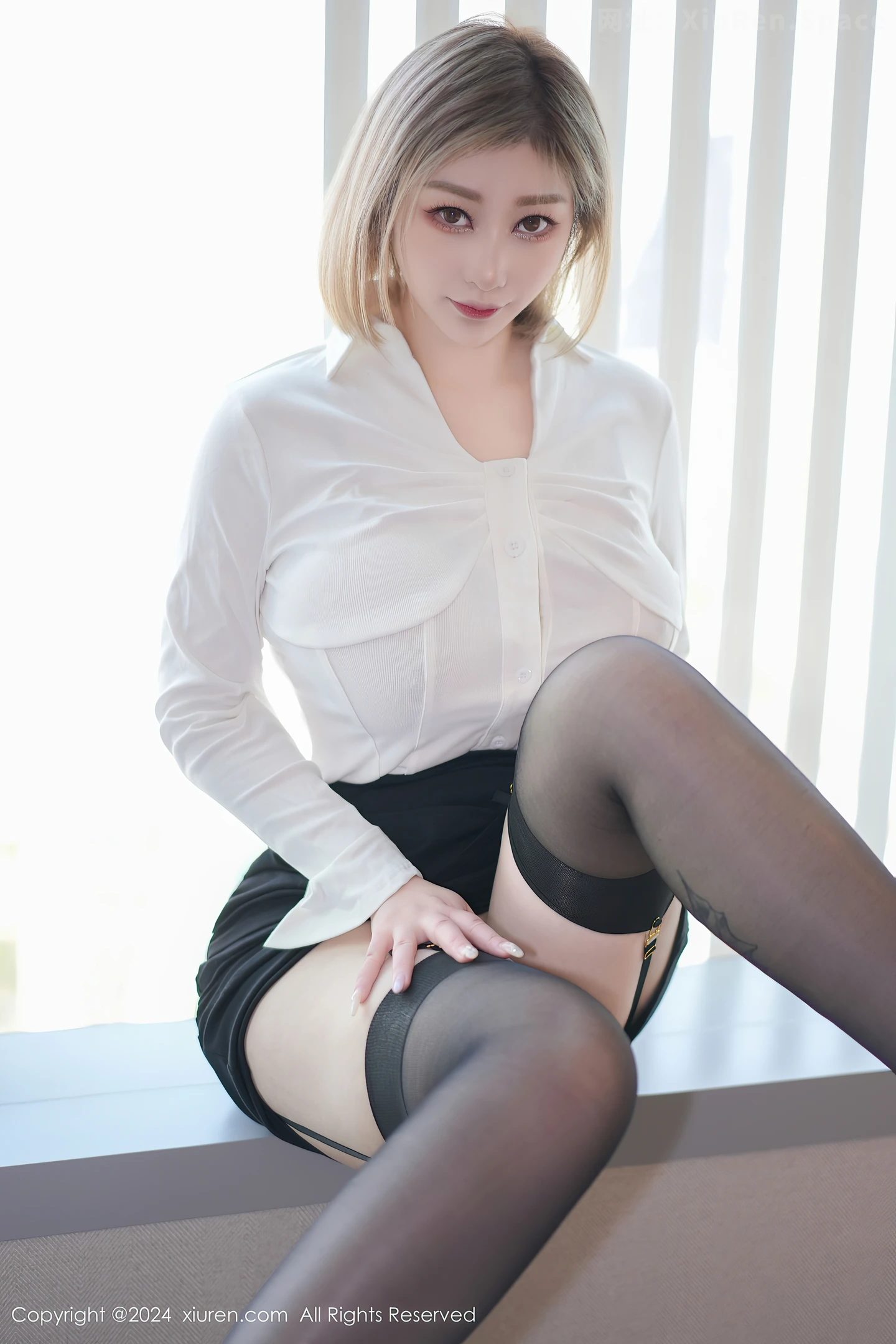 图片[2]-[XiuRen秀人网]VOL.8381 女神妲己 Toxic性感白T配黑短裙露黑色情趣服饰秀美臀诱惑写真70P-秀人网官方网站